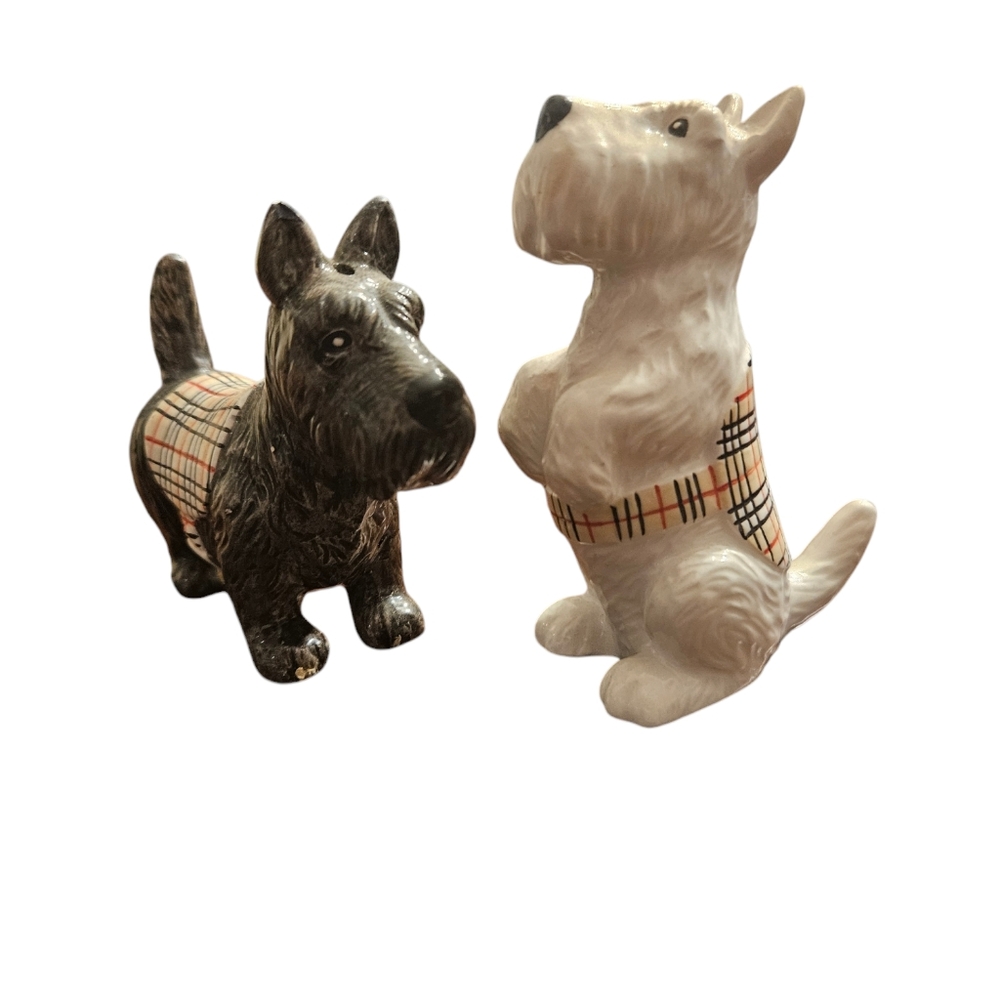 Vintage Scottish Terrier Salt and Pepper Shakers.  (B2)